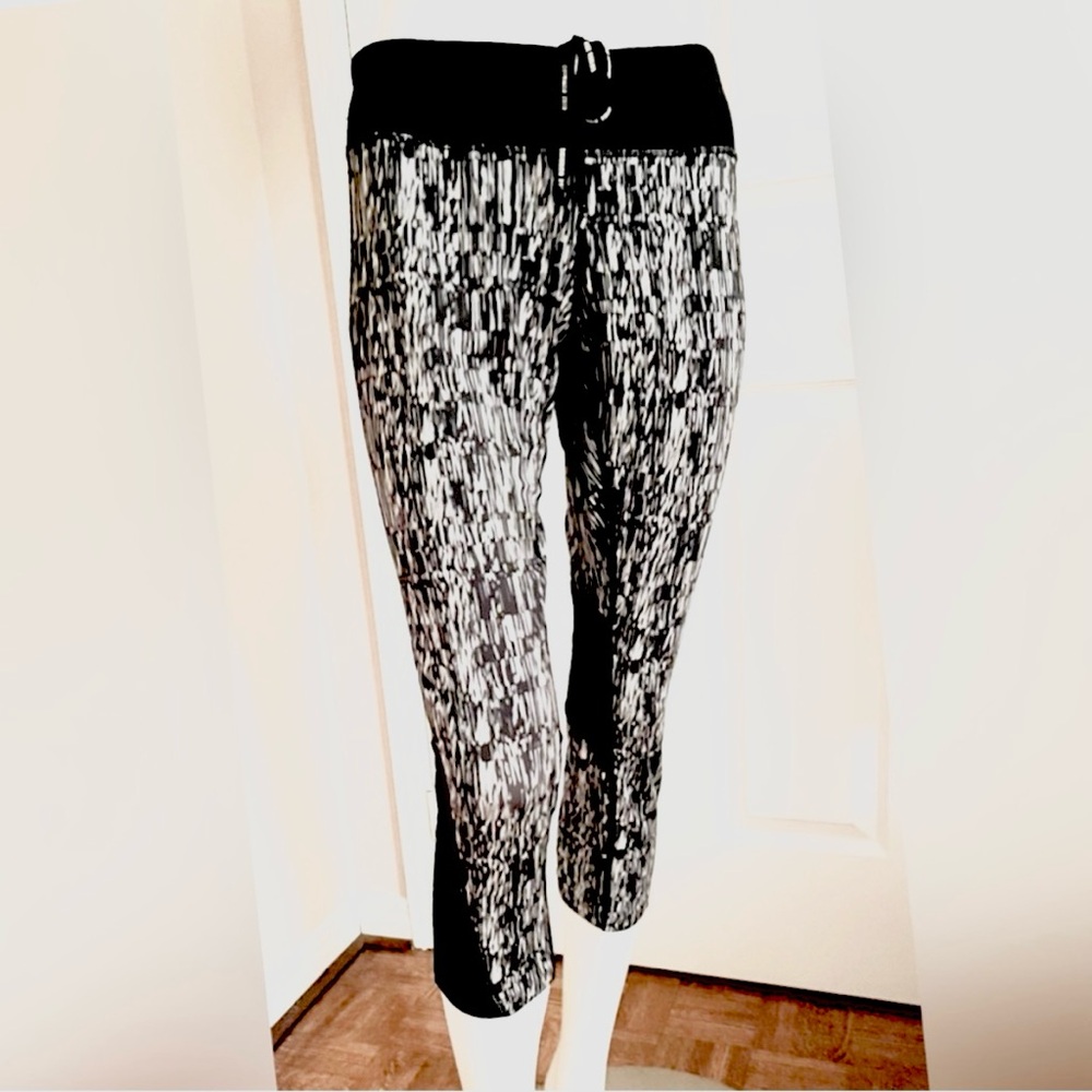 Nike Dri-FIT Patterned Capri Leggings Black White Zip Pocket Women’s Size Large